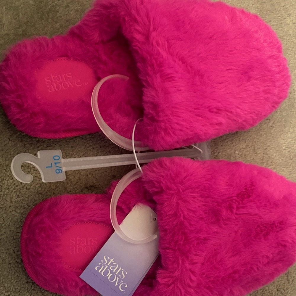 BRAND NEW pink slippers 
never worn or been used 
tags still on 
no stains etc